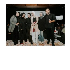 Nabila Taqiyyah Instagram - alhamdulillah terimakasih kepada Allah swt, terimakasih buat keluarga kecilku terimakasih kepada semua org yg terlibat di dalamnya, terimakasih thenabs! “kekal yang sementara” album pertama ku sudah bisa di dengarkan dan di nikmati pada setiap pendengarnya! 

semoga “Kekal yang Sementara” bisa menjadi teman setia dalam perjalanan kalian.

design wardrobe @nsmmaryam @novitarifa