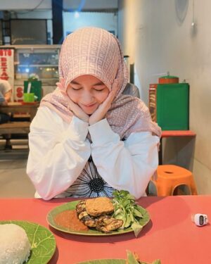 Nabilah Ratna Ayu Azalia Instagram - POV kita makan bareng di warung pecel ayam😜