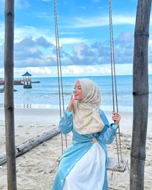 Nabilah Ratna Ayu Azalia Instagram - Let the blue sky meet the blue sea🩵