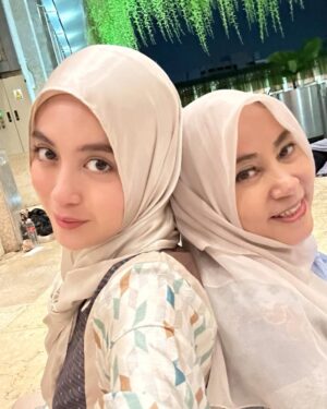 Nabilah Ratna Ayu Azalia Instagram - Kenangan di 10 malam terakhir Ramadhan.
Perasaan campur aduk, sedih karna Ramadhan udah pergi tp seneng karna menyambut lebaran. Alhamdulillah terima kasih ya Allah atas segala nikmat yg engkau berikan kami bisa berkumpul di Ramadhan tahun ini dan bisa i’tikaf lagi bareng papa mama kakak dan adikku sampai Ramadan selesai.
Walaupun Ramadhan telah pergi tolong bantu kami ya Allah agar bisa menjadi pribadi yg lebih baik lagi dan semoga engkau izinkan kami untuk bertemu lagi di Ramadhan berikutnya🥹🤲🏻
Allahumma bariik