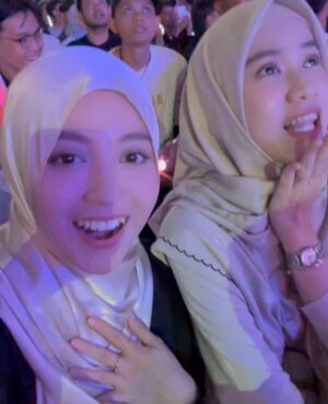 Nabilah Ratna Ayu Azalia Instagram - JKT48 13th Anniversary Concert Wonderland🤍
Dulu ditonton, sekarang jadi yg nonton dulu😝
Padahal cuma nonton tapi rasa deg-degannya masih sama kayak waktu dulu mau perform, apakah artinya aku harus perform lagi?🤣
Allahumma bariik
#JKT48
#jkt4813thanniversaryconcert