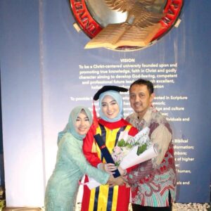 Nabilah Ratna Ayu Azalia Instagram - Alhamdulillah.. I’m finally at the stage of beyond grateful.. 3,5 years have passed and now i am officially a Bachelor of Law. However, this is the beginning of everything i want for my future..✨
Words can’t describe how grateful and happy i am, but i wanna say thanks to my family and friends who have always supported me, especially to my parents, my brothers.
I also want to thanks my fans "Nabilaholic", well I can say they are also my family and my support system
#NoFansButFriends asekk hahaha love you all!❤️