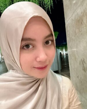 Nabilah Ratna Ayu Azalia Instagram - Kenangan di 10 malam terakhir Ramadhan.
Perasaan campur aduk, sedih karna Ramadhan udah pergi tp seneng karna menyambut lebaran. Alhamdulillah terima kasih ya Allah atas segala nikmat yg engkau berikan kami bisa berkumpul di Ramadhan tahun ini dan bisa i’tikaf lagi bareng papa mama kakak dan adikku sampai Ramadan selesai.
Walaupun Ramadhan telah pergi tolong bantu kami ya Allah agar bisa menjadi pribadi yg lebih baik lagi dan semoga engkau izinkan kami untuk bertemu lagi di Ramadhan berikutnya🥹🤲🏻
Allahumma bariik