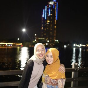 Nabilah Ratna Ayu Azalia Instagram - Bismillahirrahmanirrahim
From Idol till Jannah with @bchsr_
Barakallah fii umrik BEBBYYY!
Ga kerasa ya dulu kayaknya di JKT48 kita masih bocil2 dan ternyata udh hampir 13 tahun kita temenan, dari umur gue masih 11 tahun sampe sekarang udh mau 25, dan sekarang lo 26! Alhamdulillah semoga masih bisa bareng-bareng terus sampe nanti kita nikah, punya anak jadi kalo ketemu lg udah bawa bocil-bocil ya bukan kita nya yg jadi bocil lg hahaha🤣🫣
Semoga apapun yg Beby inginkan tercapai ya beb di tahun ini satu per satu, semoga Allah berikan kemudahan di setiap langkah lo, dan yg terpenting tetep jadi Beby yg gue kenal dari 13 tahun yg lalu tapi semoga bisa terus menjadi pribadi yg lebih baik semakin dekat sama Allah🤍
Maaf ya beb kalo kadang gue berisik eh ga kadang sih tapi sering wkwk tp tp tp dalam hati gue sebenernya sayang banget sama lo, udeh kayak kk gue sendiri wkwkw. Tetep jadi temen sholat gue ya beb di setiap kegiatan apapun🤪
Dah ah kepanjangan hahah sesekali sok romantis gpp lah ya. Love you Beb! Jangan nangis baca nya😜Semoga Allah selalu jaga persahabatan kita ya dari jaman jadi idol sampai jannah seperti judul di atas Aamiin🤲🏻
