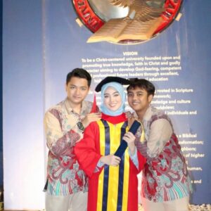 Nabilah Ratna Ayu Azalia Instagram - Alhamdulillah.. I’m finally at the stage of beyond grateful.. 3,5 years have passed and now i am officially a Bachelor of Law. However, this is the beginning of everything i want for my future..✨
Words can’t describe how grateful and happy i am, but i wanna say thanks to my family and friends who have always supported me, especially to my parents, my brothers.
I also want to thanks my fans "Nabilaholic", well I can say they are also my family and my support system
#NoFansButFriends asekk hahaha love you all!❤️