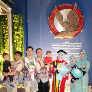 Nabilah Ratna Ayu Azalia Instagram - Alhamdulillah.. I’m finally at the stage of beyond grateful.. 3,5 years have passed and now i am officially a Bachelor of Law. However, this is the beginning of everything i want for my future..✨
Words can’t describe how grateful and happy i am, but i wanna say thanks to my family and friends who have always supported me, especially to my parents, my brothers.
I also want to thanks my fans "Nabilaholic", well I can say they are also my family and my support system
#NoFansButFriends asekk hahaha love you all!❤️