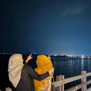 Nabilah Ratna Ayu Azalia Instagram - Bismillahirrahmanirrahim
From Idol till Jannah with @bchsr_
Barakallah fii umrik BEBBYYY!
Ga kerasa ya dulu kayaknya di JKT48 kita masih bocil2 dan ternyata udh hampir 13 tahun kita temenan, dari umur gue masih 11 tahun sampe sekarang udh mau 25, dan sekarang lo 26! Alhamdulillah semoga masih bisa bareng-bareng terus sampe nanti kita nikah, punya anak jadi kalo ketemu lg udah bawa bocil-bocil ya bukan kita nya yg jadi bocil lg hahaha🤣🫣
Semoga apapun yg Beby inginkan tercapai ya beb di tahun ini satu per satu, semoga Allah berikan kemudahan di setiap langkah lo, dan yg terpenting tetep jadi Beby yg gue kenal dari 13 tahun yg lalu tapi semoga bisa terus menjadi pribadi yg lebih baik semakin dekat sama Allah🤍
Maaf ya beb kalo kadang gue berisik eh ga kadang sih tapi sering wkwk tp tp tp dalam hati gue sebenernya sayang banget sama lo, udeh kayak kk gue sendiri wkwkw. Tetep jadi temen sholat gue ya beb di setiap kegiatan apapun🤪
Dah ah kepanjangan hahah sesekali sok romantis gpp lah ya. Love you Beb! Jangan nangis baca nya😜Semoga Allah selalu jaga persahabatan kita ya dari jaman jadi idol sampai jannah seperti judul di atas Aamiin🤲🏻