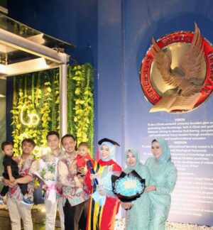 Nabilah Ratna Ayu Azalia Instagram - Alhamdulillah.. I’m finally at the stage of beyond grateful.. 3,5 years have passed and now i am officially a Bachelor of Law. However, this is the beginning of everything i want for my future..✨
Words can’t describe how grateful and happy i am, but i wanna say thanks to my family and friends who have always supported me, especially to my parents, my brothers.
I also want to thanks my fans "Nabilaholic", well I can say they are also my family and my support system
#NoFansButFriends asekk hahaha love you all!❤️