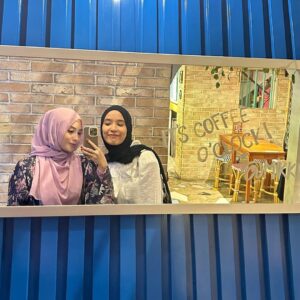 Nabilah Ratna Ayu Azalia Instagram - Bismillahirrahmanirrahim
From Idol till Jannah with @bchsr_
Barakallah fii umrik BEBBYYY!
Ga kerasa ya dulu kayaknya di JKT48 kita masih bocil2 dan ternyata udh hampir 13 tahun kita temenan, dari umur gue masih 11 tahun sampe sekarang udh mau 25, dan sekarang lo 26! Alhamdulillah semoga masih bisa bareng-bareng terus sampe nanti kita nikah, punya anak jadi kalo ketemu lg udah bawa bocil-bocil ya bukan kita nya yg jadi bocil lg hahaha🤣🫣
Semoga apapun yg Beby inginkan tercapai ya beb di tahun ini satu per satu, semoga Allah berikan kemudahan di setiap langkah lo, dan yg terpenting tetep jadi Beby yg gue kenal dari 13 tahun yg lalu tapi semoga bisa terus menjadi pribadi yg lebih baik semakin dekat sama Allah🤍
Maaf ya beb kalo kadang gue berisik eh ga kadang sih tapi sering wkwk tp tp tp dalam hati gue sebenernya sayang banget sama lo, udeh kayak kk gue sendiri wkwkw. Tetep jadi temen sholat gue ya beb di setiap kegiatan apapun🤪
Dah ah kepanjangan hahah sesekali sok romantis gpp lah ya. Love you Beb! Jangan nangis baca nya😜Semoga Allah selalu jaga persahabatan kita ya dari jaman jadi idol sampai jannah seperti judul di atas Aamiin🤲🏻