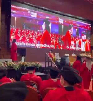 Nabilah Ratna Ayu Azalia Instagram - Alhamdulillah.. I’m finally at the stage of beyond grateful.. 3,5 years have passed and now i am officially a Bachelor of Law. However, this is the beginning of everything i want for my future..✨
Words can’t describe how grateful and happy i am, but i wanna say thanks to my family and friends who have always supported me, especially to my parents, my brothers.
I also want to thanks my fans "Nabilaholic", well I can say they are also my family and my support system
#NoFansButFriends asekk hahaha love you all!❤️
