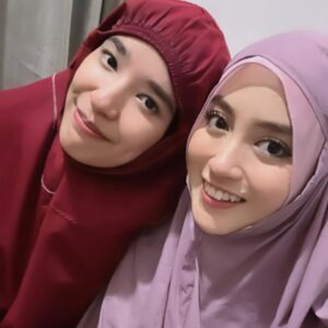 Nabilah Ratna Ayu Azalia Instagram - Bismillahirrahmanirrahim
From Idol till Jannah with @bchsr_
Barakallah fii umrik BEBBYYY!
Ga kerasa ya dulu kayaknya di JKT48 kita masih bocil2 dan ternyata udh hampir 13 tahun kita temenan, dari umur gue masih 11 tahun sampe sekarang udh mau 25, dan sekarang lo 26! Alhamdulillah semoga masih bisa bareng-bareng terus sampe nanti kita nikah, punya anak jadi kalo ketemu lg udah bawa bocil-bocil ya bukan kita nya yg jadi bocil lg hahaha🤣🫣
Semoga apapun yg Beby inginkan tercapai ya beb di tahun ini satu per satu, semoga Allah berikan kemudahan di setiap langkah lo, dan yg terpenting tetep jadi Beby yg gue kenal dari 13 tahun yg lalu tapi semoga bisa terus menjadi pribadi yg lebih baik semakin dekat sama Allah🤍
Maaf ya beb kalo kadang gue berisik eh ga kadang sih tapi sering wkwk tp tp tp dalam hati gue sebenernya sayang banget sama lo, udeh kayak kk gue sendiri wkwkw. Tetep jadi temen sholat gue ya beb di setiap kegiatan apapun🤪
Dah ah kepanjangan hahah sesekali sok romantis gpp lah ya. Love you Beb! Jangan nangis baca nya😜Semoga Allah selalu jaga persahabatan kita ya dari jaman jadi idol sampai jannah seperti judul di atas Aamiin🤲🏻