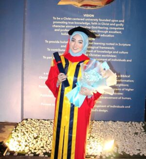 Nabilah Ratna Ayu Azalia Instagram - Alhamdulillah.. I’m finally at the stage of beyond grateful.. 3,5 years have passed and now i am officially a Bachelor of Law. However, this is the beginning of everything i want for my future..✨
Words can’t describe how grateful and happy i am, but i wanna say thanks to my family and friends who have always supported me, especially to my parents, my brothers.
I also want to thanks my fans "Nabilaholic", well I can say they are also my family and my support system
#NoFansButFriends asekk hahaha love you all!❤️