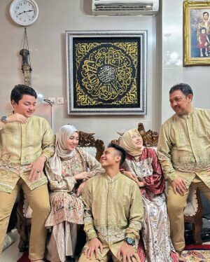 Nabilah Ratna Ayu Azalia Instagram - Eid Mubarak from our family to yours✨
Allahumma bariik
