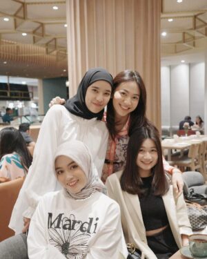 Nabilah Ratna Ayu Azalia Instagram - Bukber Gen 1 JKT48🫶🏻
Kira-kira masih cocok jadi idol ga nih?
