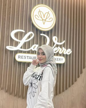 Nabilah Ratna Ayu Azalia Instagram - Bukber Gen 1 JKT48🫶🏻
Kira-kira masih cocok jadi idol ga nih?