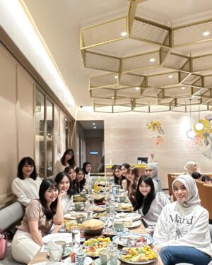 Nabilah Ratna Ayu Azalia Instagram - Bukber Gen 1 JKT48🫶🏻
Kira-kira masih cocok jadi idol ga nih?