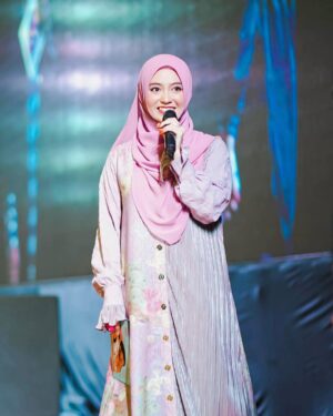 Nabilah Ratna Ayu Azalia Instagram - Langitkan saja doamu dengan ikhlas. Dan sesungguhnya Allah lebih mengetahui segala isi hatimu🤍