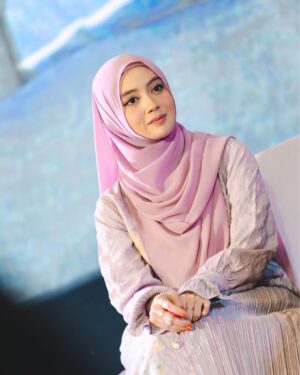 Nabilah Ratna Ayu Azalia Instagram - Langitkan saja doamu dengan ikhlas. Dan sesungguhnya Allah lebih mengetahui segala isi hatimu🤍