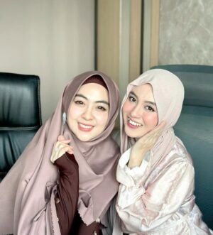 Nabilah Ratna Ayu Azalia Instagram - Kira-kira di Podcast kita bahas apa yaa🎙️
Terimakasih sayangkuu yang ceriwiss sudah main ke kantor🤗😘 Hari ini happy bangeet😍🔥
Allahumma baarik~