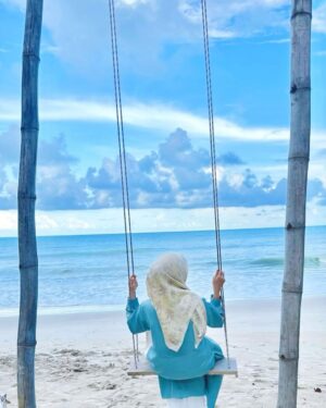 Nabilah Ratna Ayu Azalia Instagram - Let the blue sky meet the blue sea🩵