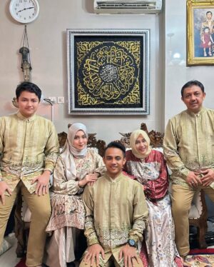 Nabilah Ratna Ayu Azalia Instagram - Eid Mubarak from our family to yours✨
Allahumma bariik