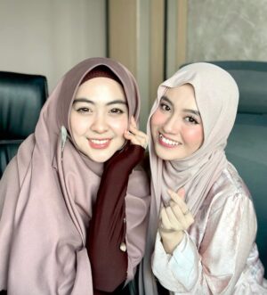 Nabilah Ratna Ayu Azalia Instagram - Kira-kira di Podcast kita bahas apa yaa🎙️
Terimakasih sayangkuu yang ceriwiss sudah main ke kantor🤗😘 Hari ini happy bangeet😍🔥
Allahumma baarik~