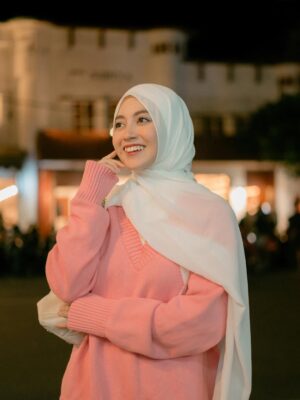 Nabilah Ratna Ayu Azalia Instagram - Mlaku neng Malang, nyawang lampu kutha sing sumringah🤭
Nabilah nya jadi mba Ayu dulu😝
📷: @pluieenjanvier