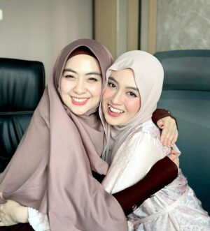 Nabilah Ratna Ayu Azalia Instagram - Kira-kira di Podcast kita bahas apa yaa🎙️
Terimakasih sayangkuu yang ceriwiss sudah main ke kantor🤗😘 Hari ini happy bangeet😍🔥
Allahumma baarik~