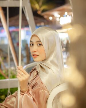 Nabilah Ratna Ayu Azalia Instagram - الْحَمْدُ لِلَّهِ الَّذِى بِنِعْمَتِهِ تَتِمُّ الصَّالِحَاتُ
11.11 banyak bersyukur selain banyak promo😜InsyaAllah banyak berkah juga buat aku Aamiin🤲🏻
#25hiningAndPreciousNabilah 🤍
Allahumma bariik