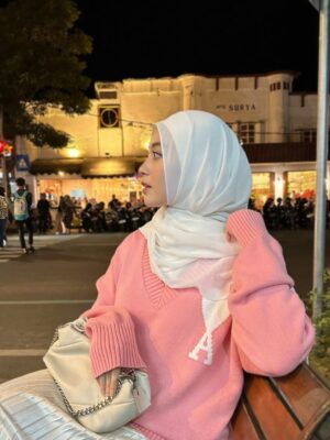 Nabilah Ratna Ayu Azalia Instagram - Mlaku neng Malang, nyawang lampu kutha sing sumringah🤭
Nabilah nya jadi mba Ayu dulu😝
📷: @pluieenjanvier