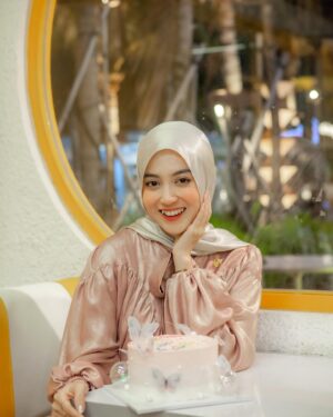 Nabilah Ratna Ayu Azalia Instagram - الْحَمْدُ لِلَّهِ الَّذِى بِنِعْمَتِهِ تَتِمُّ الصَّالِحَاتُ
11.11 banyak bersyukur selain banyak promo😜InsyaAllah banyak berkah juga buat aku Aamiin🤲🏻
#25hiningAndPreciousNabilah 🤍
Allahumma bariik