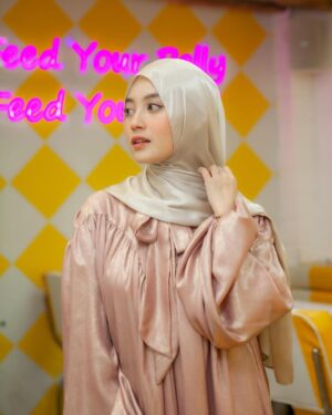 Nabilah Ratna Ayu Azalia Instagram - الْحَمْدُ لِلَّهِ الَّذِى بِنِعْمَتِهِ تَتِمُّ الصَّالِحَاتُ
11.11 banyak bersyukur selain banyak promo😜InsyaAllah banyak berkah juga buat aku Aamiin🤲🏻
#25hiningAndPreciousNabilah 🤍
Allahumma bariik