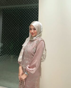 Nabilah Ratna Ayu Azalia Instagram - Ubur-ubur ikan lele, kondangan dulu le.
Beautiful dress from @vanillahijab 🤍