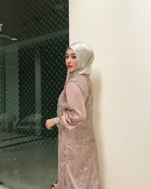 Nabilah Ratna Ayu Azalia Instagram - Ubur-ubur ikan lele, kondangan dulu le.
Beautiful dress from @vanillahijab 🤍