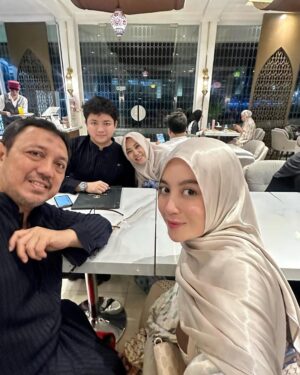 Nabilah Ratna Ayu Azalia Instagram - Kenangan di 10 malam terakhir Ramadhan.
Perasaan campur aduk, sedih karna Ramadhan udah pergi tp seneng karna menyambut lebaran. Alhamdulillah terima kasih ya Allah atas segala nikmat yg engkau berikan kami bisa berkumpul di Ramadhan tahun ini dan bisa i’tikaf lagi bareng papa mama kakak dan adikku sampai Ramadan selesai.
Walaupun Ramadhan telah pergi tolong bantu kami ya Allah agar bisa menjadi pribadi yg lebih baik lagi dan semoga engkau izinkan kami untuk bertemu lagi di Ramadhan berikutnya🥹🤲🏻
Allahumma bariik