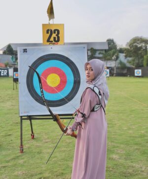 Nabilah Ratna Ayu Azalia Instagram - For the first time minggu lalu diajak temen-temen buat cobain olahraga panah modern dan langsung jatuh cinta karna olahraga panah juga dianjurkan Rasulullah SAW. Pas banget diajak nya setelah kajian jadilah main panah nya pake abaya, serasa lagi berada di jaman Rasulullah MashaAllah🥹🫶🏻
Next cobain olahraga apa lagi yaa?🤔