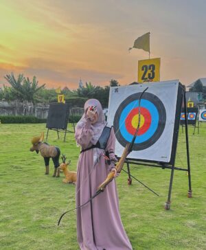Nabilah Ratna Ayu Azalia Instagram - For the first time minggu lalu diajak temen-temen buat cobain olahraga panah modern dan langsung jatuh cinta karna olahraga panah juga dianjurkan Rasulullah SAW. Pas banget diajak nya setelah kajian jadilah main panah nya pake abaya, serasa lagi berada di jaman Rasulullah MashaAllah🥹🫶🏻
Next cobain olahraga apa lagi yaa?🤔