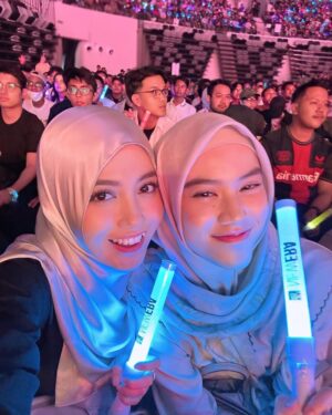 Nabilah Ratna Ayu Azalia Instagram - JKT48 13th Anniversary Concert Wonderland🤍
Dulu ditonton, sekarang jadi yg nonton dulu😝
Padahal cuma nonton tapi rasa deg-degannya masih sama kayak waktu dulu mau perform, apakah artinya aku harus perform lagi?🤣
Allahumma bariik
#JKT48
#jkt4813thanniversaryconcert