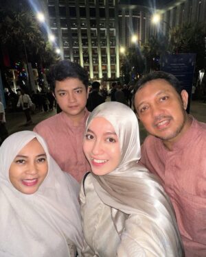 Nabilah Ratna Ayu Azalia Instagram - Kenangan di 10 malam terakhir Ramadhan.
Perasaan campur aduk, sedih karna Ramadhan udah pergi tp seneng karna menyambut lebaran. Alhamdulillah terima kasih ya Allah atas segala nikmat yg engkau berikan kami bisa berkumpul di Ramadhan tahun ini dan bisa i’tikaf lagi bareng papa mama kakak dan adikku sampai Ramadan selesai.
Walaupun Ramadhan telah pergi tolong bantu kami ya Allah agar bisa menjadi pribadi yg lebih baik lagi dan semoga engkau izinkan kami untuk bertemu lagi di Ramadhan berikutnya🥹🤲🏻
Allahumma bariik