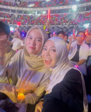 Nabilah Ratna Ayu Azalia Instagram - JKT48 13th Anniversary Concert Wonderland🤍
Dulu ditonton, sekarang jadi yg nonton dulu😝
Padahal cuma nonton tapi rasa deg-degannya masih sama kayak waktu dulu mau perform, apakah artinya aku harus perform lagi?🤣
Allahumma bariik
#JKT48
#jkt4813thanniversaryconcert