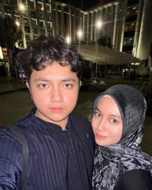 Nabilah Ratna Ayu Azalia Instagram - Kenangan di 10 malam terakhir Ramadhan.
Perasaan campur aduk, sedih karna Ramadhan udah pergi tp seneng karna menyambut lebaran. Alhamdulillah terima kasih ya Allah atas segala nikmat yg engkau berikan kami bisa berkumpul di Ramadhan tahun ini dan bisa i’tikaf lagi bareng papa mama kakak dan adikku sampai Ramadan selesai.
Walaupun Ramadhan telah pergi tolong bantu kami ya Allah agar bisa menjadi pribadi yg lebih baik lagi dan semoga engkau izinkan kami untuk bertemu lagi di Ramadhan berikutnya🥹🤲🏻
Allahumma bariik