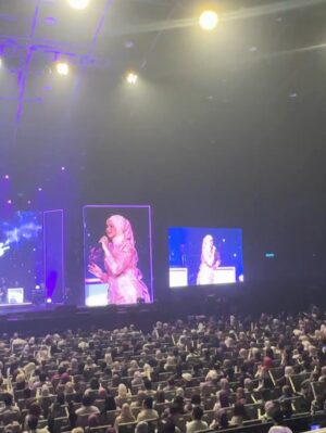 Nadia Brian Instagram - Biduanita Negara 🇲🇾❤️
Mak Iti will always be my ICON😘
@ctdk
I love u so much!!
Thank u kakak for this 🥹😭🤲💗 @sofeamohamed
Happy takkk @aynhain 😚😚😚
#NadiaBrian
#violetskiesconcert
#SitiZoners