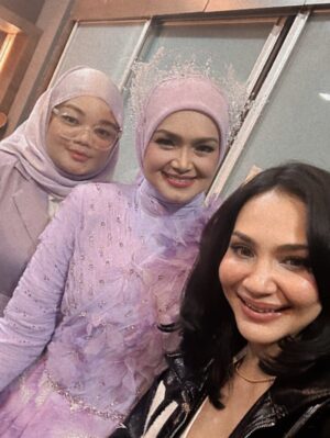 Nadia Brian Instagram - Biduanita Negara 🇲🇾❤️
Mak Iti will always be my ICON😘
@ctdk
I love u so much!!
Thank u kakak for this 🥹😭🤲💗 @sofeamohamed
Happy takkk @aynhain 😚😚😚
#NadiaBrian
#violetskiesconcert
#SitiZoners