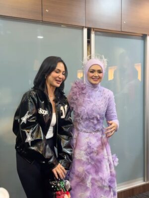 Nadia Brian Instagram - Biduanita Negara 🇲🇾❤️
Mak Iti will always be my ICON😘
@ctdk
I love u so much!!
Thank u kakak for this 🥹😭🤲💗 @sofeamohamed
Happy takkk @aynhain 😚😚😚
#NadiaBrian
#violetskiesconcert
#SitiZoners