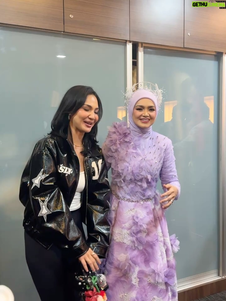 Nadia Brian - 4.8K Likes - Biduanita Negara 🇲🇾❤️

Mak Iti will always be my ICON😘
@ctdk 

I love u so much!!

Thank u kakak for this 🥹😭🤲💗 @sofeamohamed 
Happy takkk @aynhain 😚😚😚

#NadiaBrian
#violetskiesconcert 
#SitiZoners