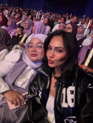 Nadia Brian Instagram - Biduanita Negara 🇲🇾❤️
Mak Iti will always be my ICON😘
@ctdk
I love u so much!!
Thank u kakak for this 🥹😭🤲💗 @sofeamohamed
Happy takkk @aynhain 😚😚😚
#NadiaBrian
#violetskiesconcert
#SitiZoners