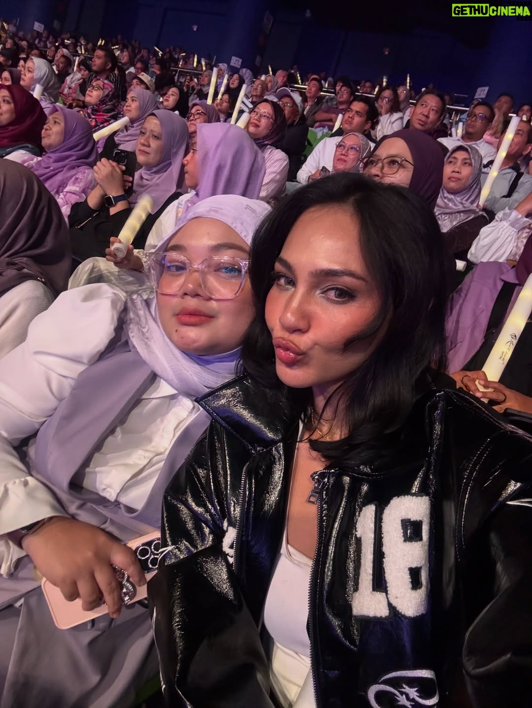Nadia Brian - 4.8K Likes - Biduanita Negara 🇲🇾❤️

Mak Iti will always be my ICON😘
@ctdk 

I love u so much!!

Thank u kakak for this 🥹😭🤲💗 @sofeamohamed 
Happy takkk @aynhain 😚😚😚

#NadiaBrian
#violetskiesconcert 
#SitiZoners