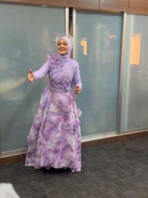 Nadia Brian Instagram - Biduanita Negara 🇲🇾❤️
Mak Iti will always be my ICON😘
@ctdk
I love u so much!!
Thank u kakak for this 🥹😭🤲💗 @sofeamohamed
Happy takkk @aynhain 😚😚😚
#NadiaBrian
#violetskiesconcert
#SitiZoners