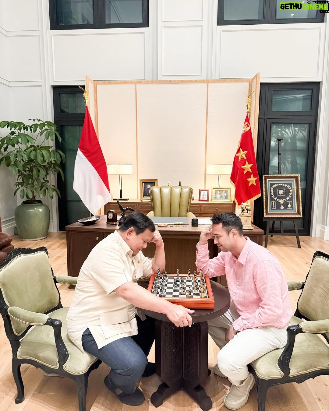 Nagita Slavina - 882K Likes - Alhamdulillah mendapatkan Pengalaman yang luar biasa, bermain catur bersama @presidenrepublikindonesia / Bapak @prabowo , di mana setiap gerakan dipenuhi strategi dan kebijaksanaan. Beliau bukan hanya seorang pemimpin, tetapi juga seorang mentor yang membimbing langkah-langkah saya dalam permainan ini. Seperti dalam catur, kepemimpinan juga memerlukan perencanaan yang matang dan visi yang jelas. Beliau tadi juga bilang "di pertandingan catur, bidak raja adalah Rakyat. Nah justru kita ini di pemerintahan adalah pion-pion rakyat. Rakyat menang, Indonesia menang!!"

Thanks for the match Mr. President, obrolan yang seru, sampai menyerap ilmu-ilmu mantap dari Bapak. 🇮🇩🫡