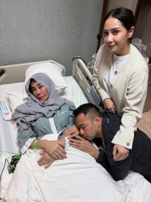 Nagita Slavina Instagram - Mohon doa untuk Mama tercinta yang akan menjalani operasi besok/lusa. Semoga diberikan kesehatan, kelancaran, dan ketenangan hati ❤️ Semoga kita semua selalu dalam rahmat dan lindungan Allah SWT. Aamiin 🙏🥹 Love u You Mom 😘🥹